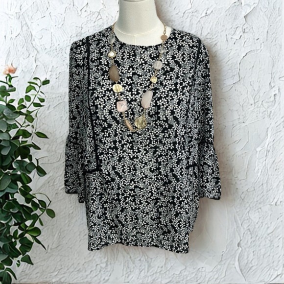 Who What Wear Tops - Who What Wear Black and White and gray Floral Blouse